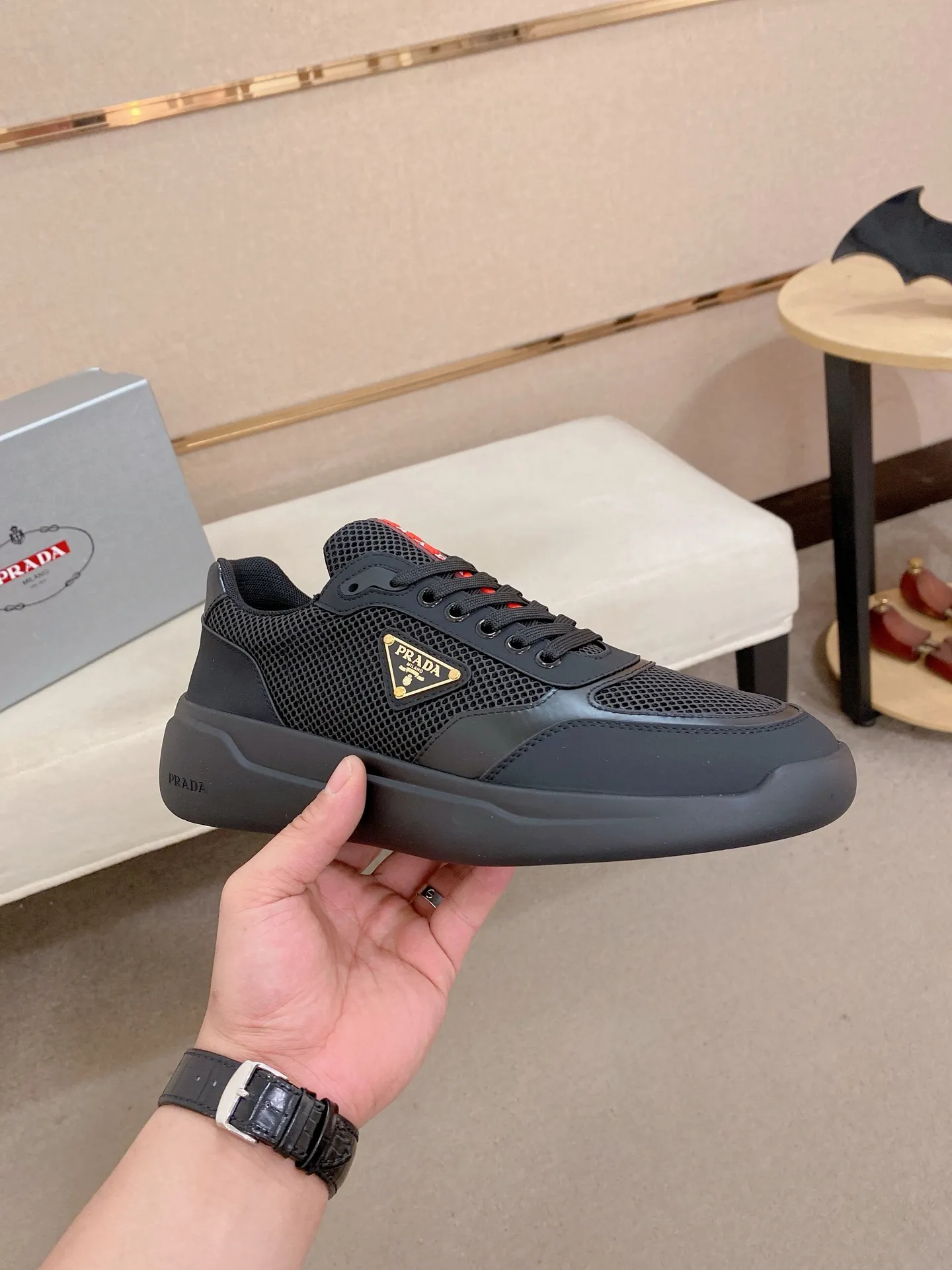 Men's shoes 💰 620💰 ✔️✔️✔️Higher version High-quality new PRADA (Prada) counters are launched simultaneously. The new men's shoes and 😘fabric are made of high-tech glue-making technology. Lining: Full cowhide lining. 👍🏿 High-end ☄️ Air-cushion molded anti-slip foam outsole, exquisite lines, simple and elegant, comfortable and high-end for leisure travel. Code number: 38 to 44 (45 can be customized and cannot be returned or exchanged)
